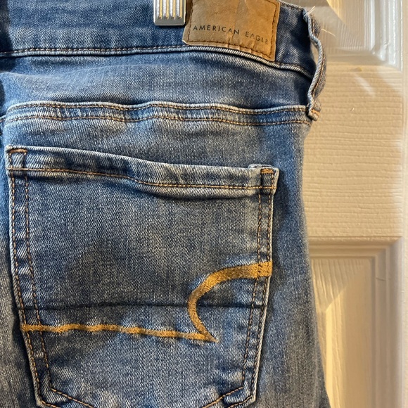 American Eagle, EUC Light Wash Jeans Size 2 - Picture 5 of 6